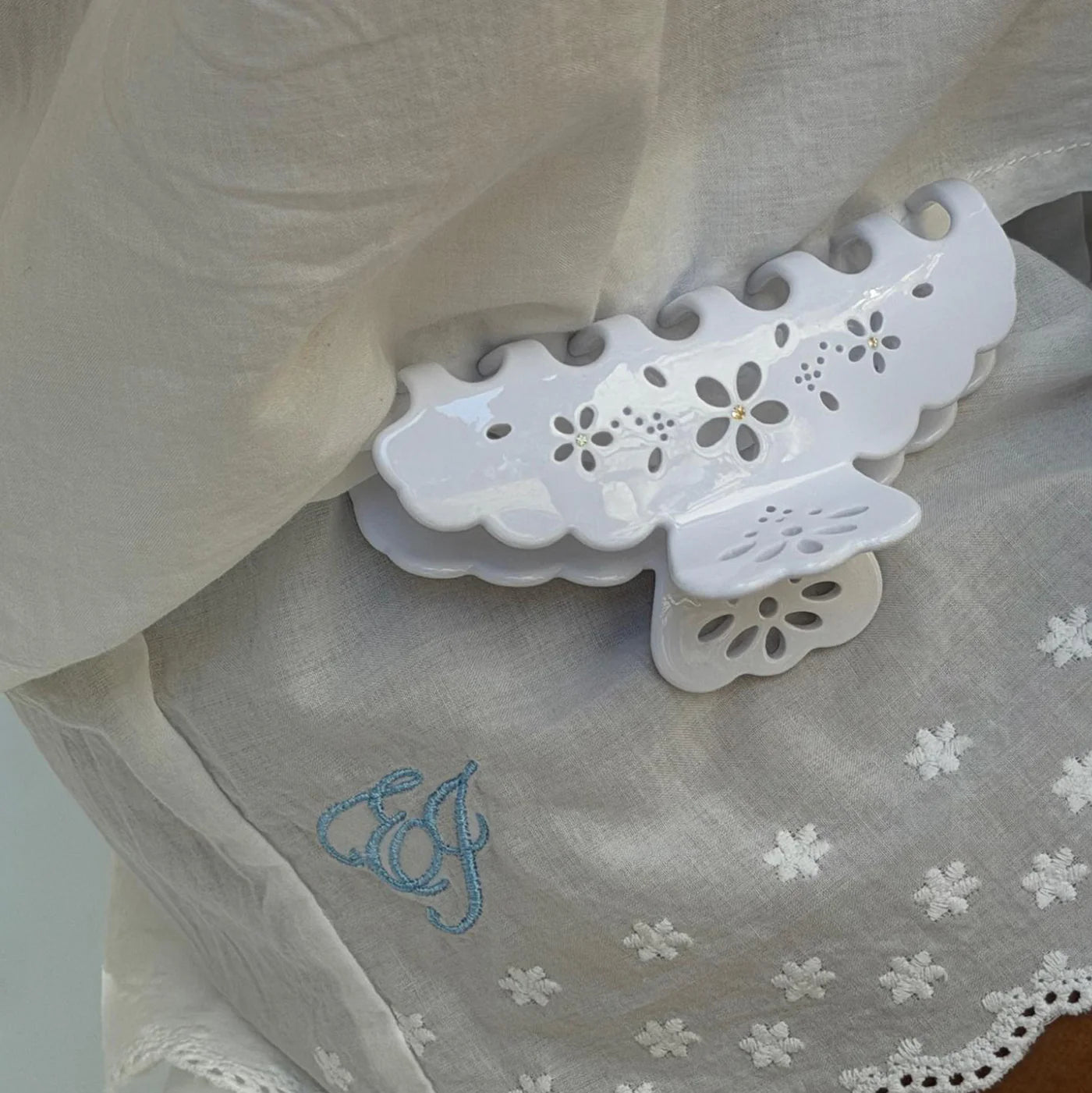 BIG EFFING CLIP IN BLANC FLEUR EYELET