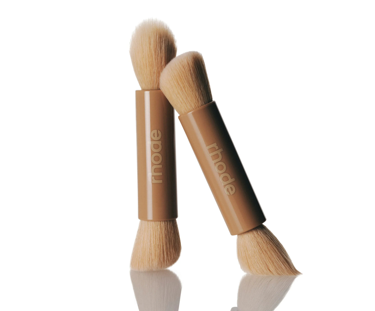 pocket brush
DOUBLE-ENDED MAKEUP BRUSH