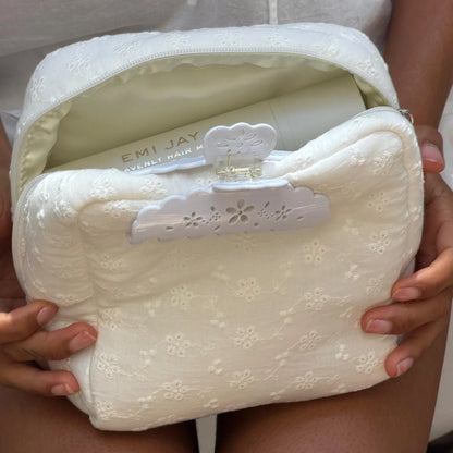 EYELET POUCH IN BLANC DAISY