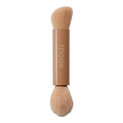 pocket brush
DOUBLE-ENDED MAKEUP BRUSH